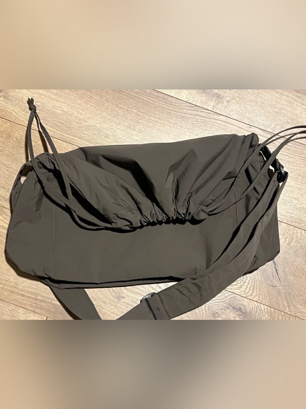 UNIQLO DRAWSTRING SHOULDER BAG OLIVE GREEN ISH